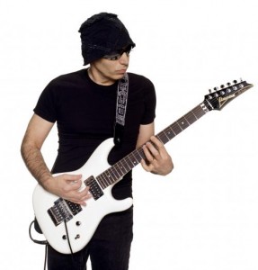 Joe SaTRiaNi oN THe RoaD aGaiN